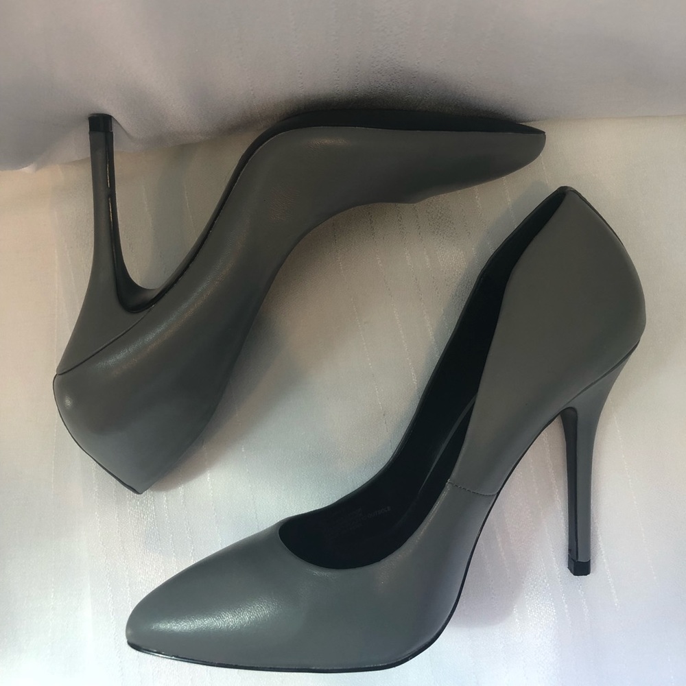 Steve Madden gray pumps